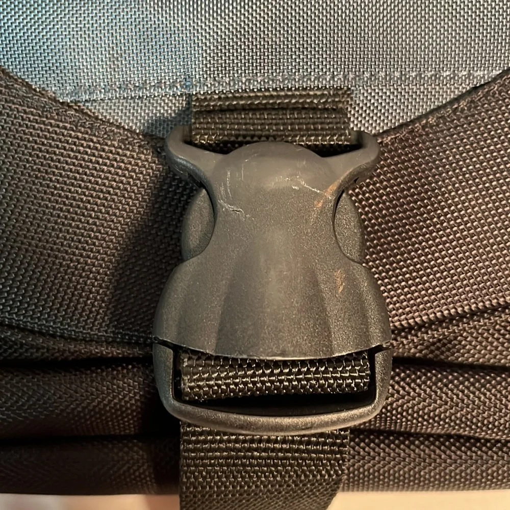 Solo Active 17 Inch Laptop Messenger Bag, Grey/Black